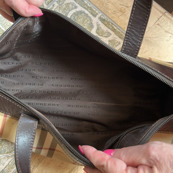 Brand: Burberry Color: Tan checked Burberry pattern - Picture 5 of 6